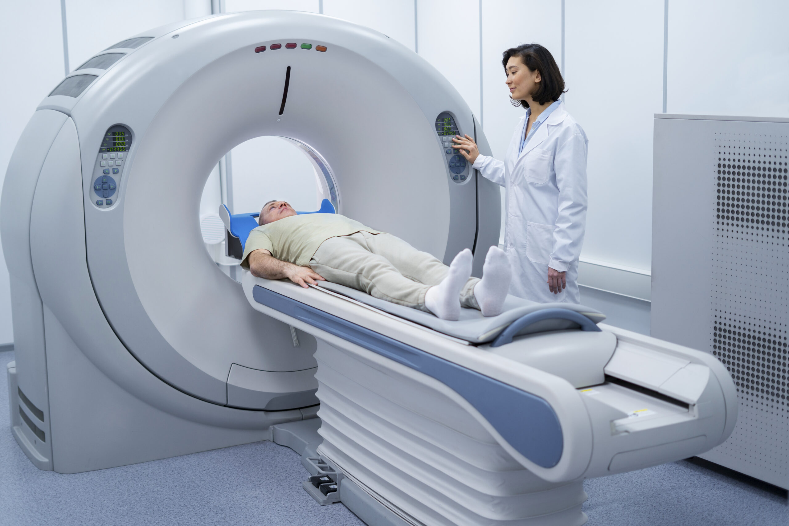 https://medventuremexico.com/wp-content/uploads/2025/02/doctor-getting-patient-ready-ct-scan-copy-scaled.jpg